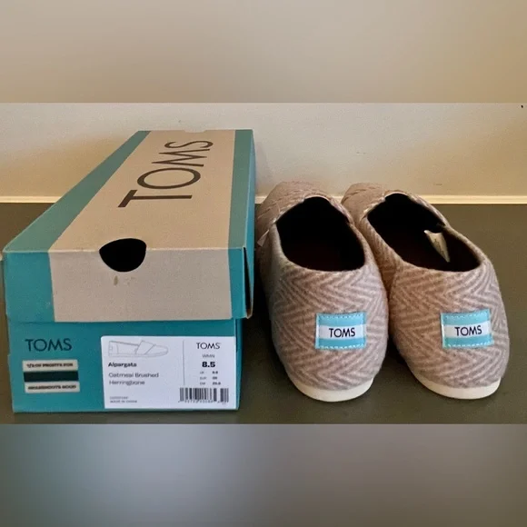 New Tom’s Alpagarta size 8.5 oatmeal brushed herringbone slip on flats - Picture 4 of 4